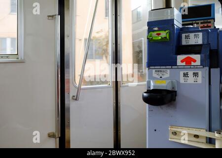 HAKODATE, JAPAN - 13. NOVEMBER 2019: Kassenautomaten in der Hakodate-Straßenbahn. Trams ist eine Touristenattraktion und der wichtigste Transport in Hakodate, Japan. Stockfoto