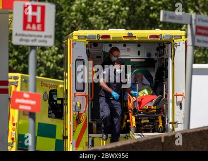 Als Lockdown erleichtert wurde Mann mit Atemmaske und Sauerstoff wird aus einem Krankenwagen und St ThomasÕ Hospital in Westminster heute 1.6.20 Pict Stockfoto