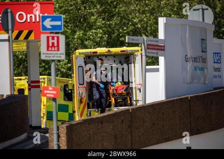 Als Lockdown erleichtert wurde Mann mit Atemmaske und Sauerstoff wird aus einem Krankenwagen und St ThomasÕ Hospital in Westminster heute 1.6.20 Pict Stockfoto