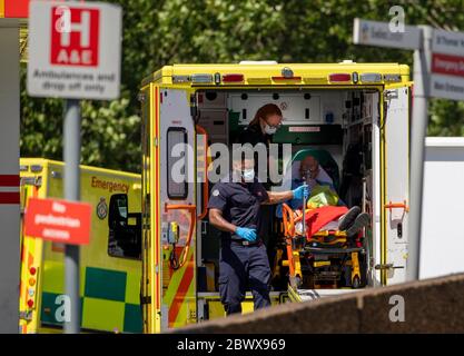 Als Lockdown erleichtert wurde Mann mit Atemmaske und Sauerstoff wird aus einem Krankenwagen und St ThomasÕ Hospital in Westminster heute 1.6.20 Pict Stockfoto