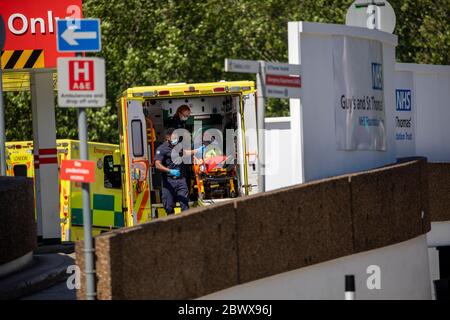 Als Lockdown erleichtert wurde Mann mit Atemmaske und Sauerstoff wird aus einem Krankenwagen und St ThomasÕ Hospital in Westminster heute 1.6.20 Pict Stockfoto