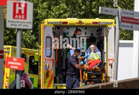 Als Lockdown erleichtert wurde Mann mit Atemmaske und Sauerstoff wird aus einem Krankenwagen und St. Thomas’ Hospital in Westminster heute 1.6.20 Pict. Gerollt Stockfoto