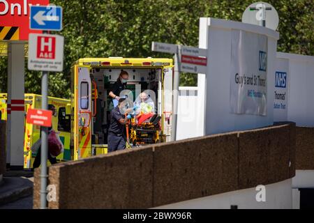 Als Lockdown erleichtert wurde Mann mit Atemmaske und Sauerstoff wird aus einem Krankenwagen und St ThomasÕ Hospital in Westminster heute 1.6.20 Pict Stockfoto