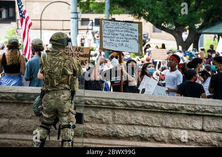 Demonstranten versammeln sich vor dem Gebäude des Texas State Capitol, während die National Guardsmen während einer Kundgebung über den Tod von George Floyd am 31. Mai 2020 in Austin, Texas, den Zugang blockieren. Floyd wurde zu Tode durch die Polizei in Minneapolis, was zu Protesten, die über die Nation fegen, erstickt. Stockfoto