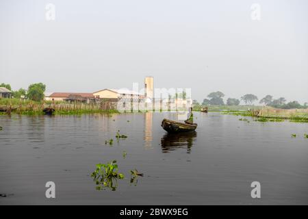 Afrika, Westafrika, Benin, Nokouesee, Ganvié. Pirogen in den Wasserstraßen der Seestadt Ganvié. Stockfoto