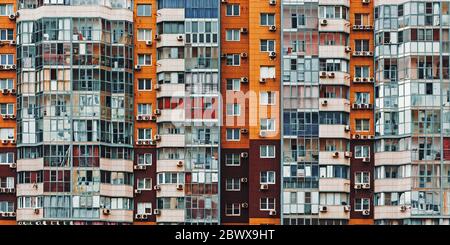 Wand des mehrstöckigen Wohngebäudes mit vielen Fenstern, Vorderansicht Textur Hintergrund Stockfoto
