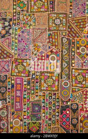 Bunte Tapisserie Muster Hintergrund mit Blumen und Tiermotiven Stockfoto