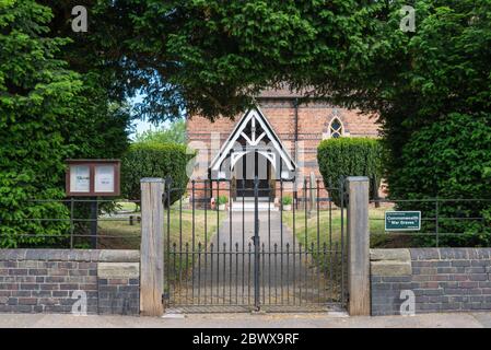 Tore am Eingang zur St. Stephen's Church, Fradley, in der Nähe von Lichfield, Staffordshire Stockfoto