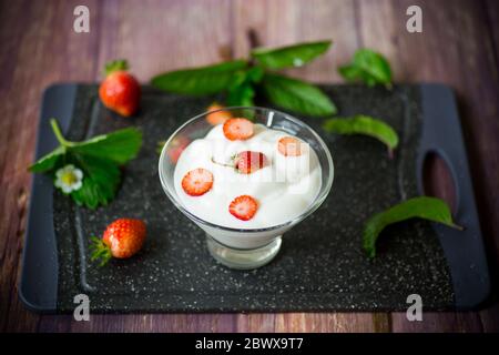 Süßer hausgemachter Joghurt mit roten reifen frischen Erdbeeren Stockfoto