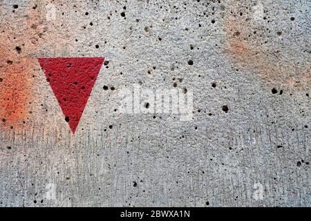 Roter Punkt Zeichen auf Beton Wand Textur Hintergrund. Stockfoto