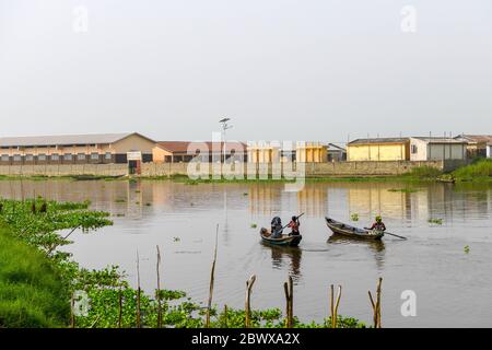 Afrika, Westafrika, Benin, Nokouesee, Ganvié. Pirogen in den Wasserstraßen der Seestadt Ganvié. Stockfoto
