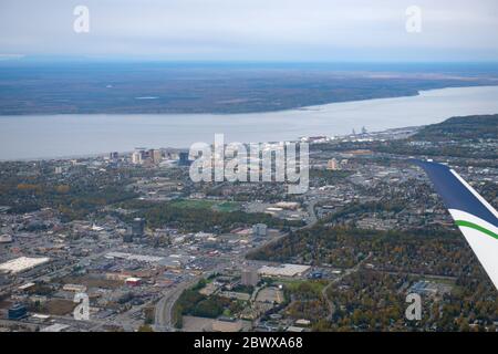 Luftaufnahme der Innenstadt von Anchorage und Hafen auf Knik Arm von einem abfliegenden Flugzeug in Anchorage, Alaska, AK, USA. Stockfoto