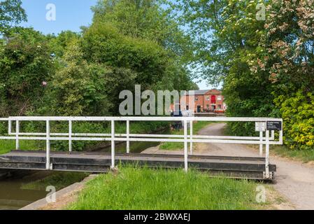 Swingbridge über den Coventry Kanal bei Fradley Junction in Staffordshire, der an der Kreuzung von trent und mersey Kanal und coventry Kanal liegt Stockfoto