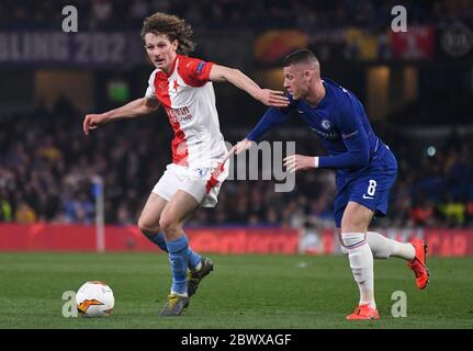 LONDON, ENGLAND - 18. APRIL 2019: Alex Kral von Slavia und Ross Barkley von Chelsea im Bild während der zweiten Etappe des UEFA Europa League Viertelfinals 2018/19 zwischen Chelsea FC (England) und SK Slavia Praha (Tschechische Republik) an der Stamford Bridge. Stockfoto