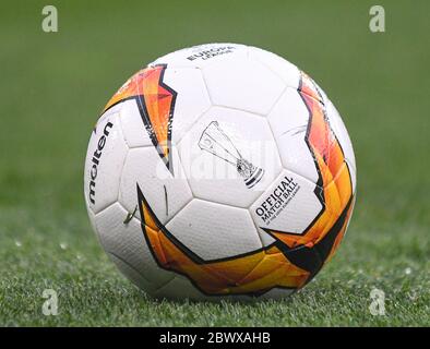 LONDON, ENGLAND - 18. APRIL 2019: Der offizielle Spielball vor dem zweiten Bein des UEFA Europa League Quarter-Finals 2018/19 zwischen dem FC Chelsea (England) und SK Slavia Praha (Tschechische Republik) an der Stamford Bridge. Stockfoto