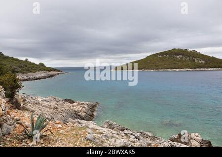 Blick auf kleine tropische Insel in Kroatien.isolierte Inseln in der Nähe von Losinj. Stockfoto