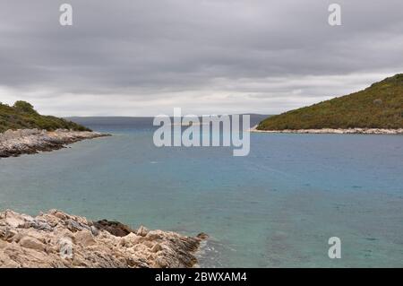 Blick auf kleine tropische Insel in Kroatien.isolierte Inseln in der Nähe von Losinj. Stockfoto