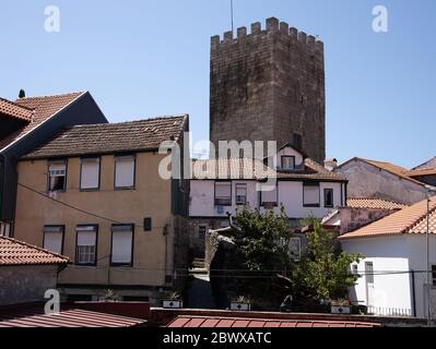 Die majestätische Lomego Mauren Burg 12. Jahrhundert von alten Häusern Portugal umgeben Stockfoto