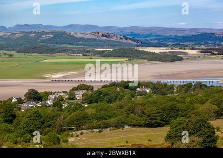 Ariel Blick von Arnside Knot Cumbria auf die Eisenbahnbrücke über die Kent-Mündung im Ferienort Arnside mit dem Seegebiet im Hintergrund Stockfoto