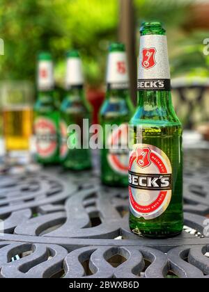 Southampton, UK - 2. Juni 2020: Becks Bierflaschen auf einem Gartentisch während eines heißen Frühsommeres von sonnigem Wetter. Stockfoto