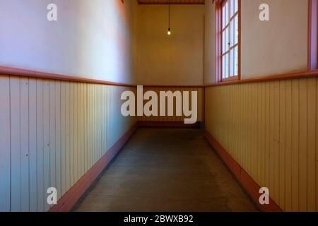 Flur Old School Korridor Innenraum Hintergrund. Stockfoto