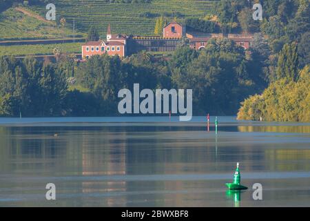 Douro Port und Weintal mit Quinta Vale de Abrão, Weinbergen und ruhigen idyllischen Fluss aus der Nähe von Régua Nord Portugal Stockfoto