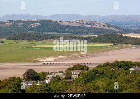 Ariel Blick von Arnside Knot Cumbria auf die Eisenbahnbrücke über die Kent-Mündung im Ferienort Arnside mit dem Seegebiet im Hintergrund Stockfoto