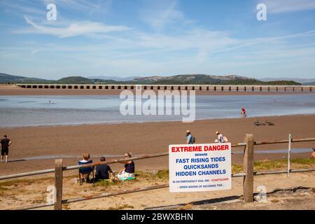 Warnung vor extremer Gefahr schnell steigende Gezeiten versteckte Kanäle über der Kent-Mündung im Cumbria-Ferienort Arnside England Stockfoto