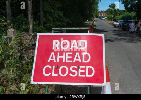 Straße vor geschlossenen Schild an der Fradley Junction in Staffordshire, die an der Kreuzung der trent und mersey Kanal und coventry Kanal ist Stockfoto