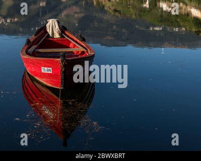 Blick mit rotem traditionellen roten Fischerboot mit Reflexionen auf Der Douro Fluss Nord Portugal Stockfoto