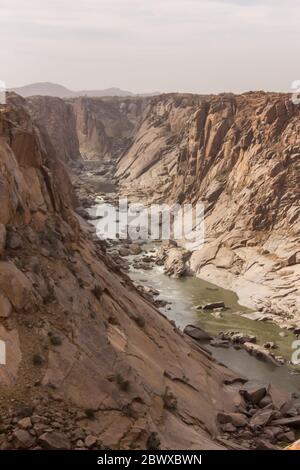 Blick vom Aussichtspunkt, bekannt als Ararat, im Augrabies National Park, Südafrika, mit Blick auf die Orange River Gorge Stockfoto