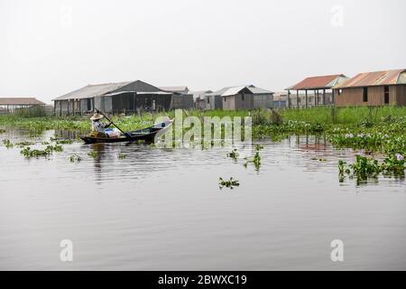 Afrika, Westafrika, Benin, Nokouesee, Ganvié. Pirogen in den Wasserstraßen der Seestadt Ganvié. Stockfoto