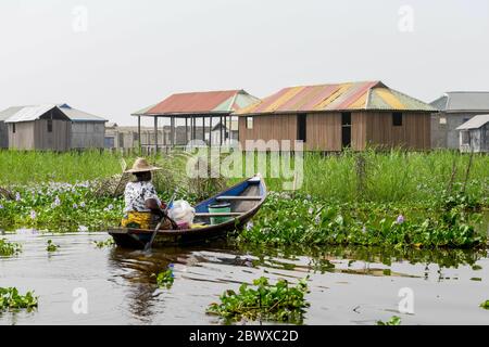 Afrika, Westafrika, Benin, Nokouesee, Ganvié. Pirogen in den Wasserstraßen der Seestadt Ganvié. Stockfoto