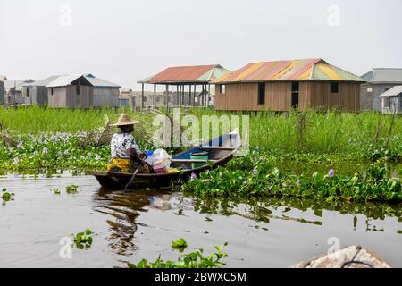 Afrika, Westafrika, Benin, Nokouesee, Ganvié. Pirogen in den Wasserstraßen der Seestadt Ganvié. Stockfoto