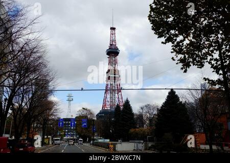 SAPPORO, JAPAN - 12. NOVEMBER 2019: Sapporo Fernsehturm im Herbsttag. Es ist ein berühmtes Wahrzeichen in Chuo-ku Sapporo, Hokkaido, Japan. Stockfoto