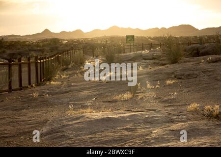 Goldene Stunde, Blick über die trostlose, trockene Landschaft am Camp des Augrabies National Park, Northern Cape, Südafrika Stockfoto