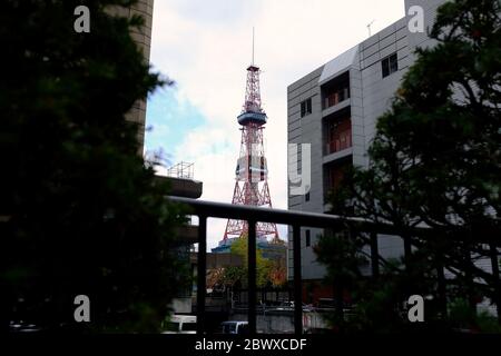 SAPPORO, JAPAN - 12. NOVEMBER 2019: Sapporo Fernsehturm im Herbsttag. Es ist ein berühmtes Wahrzeichen in Chuo-ku Sapporo, Hokkaido, Japan. Stockfoto