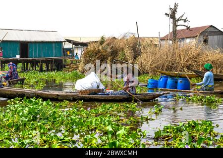 Afrika, Westafrika, Benin, Nokouesee, Ganvié. Pirogen in den Wasserstraßen der Seestadt Ganvié. Stockfoto