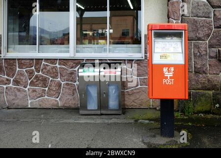 NOBORIBETSU, JAPAN - 16. NOVEMBER 2019: Japanischer Vintage-Briefkasten vor der Noboribetsu-Station, Japan im Winter. Stockfoto