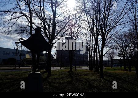 TOMAKOMAI, JAPAN - 16. NOVEMBER 2019: Sonnenuntergang im öffentlichen Park in Tomakomai. Tomakomai ist eine Stadt und Hafen und die fünftgrößte Stadt in Hokkai Stockfoto