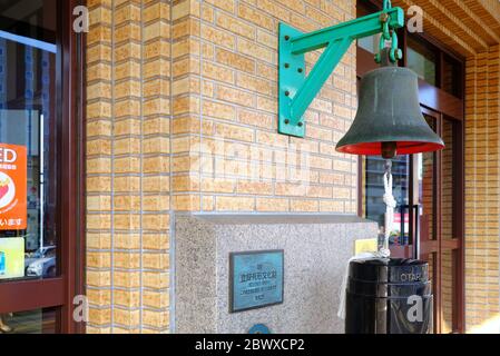 OTARU, JAPAN - 12. NOVEMBER 2019: Vintage Glocke vor dem Otaru JR Bahnhof im Herbst. Wo ist ein Bahnhof, der von der Hokkaido ra betrieben wird Stockfoto