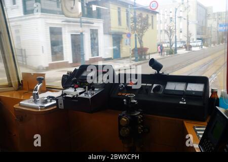 HAKODATE, JAPAN - 14. NOVEMBER 2019: Schalttafel der Oldtimer-Straßenbahn in Hakodate. Trams ist eine Touristenattraktion und die wichtigsten Verkehrsmittel in Hakodate, Stockfoto