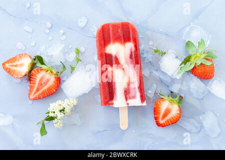 Hausgemachte Eiswürfel mit Erdbeeren und Sahne Stockfoto