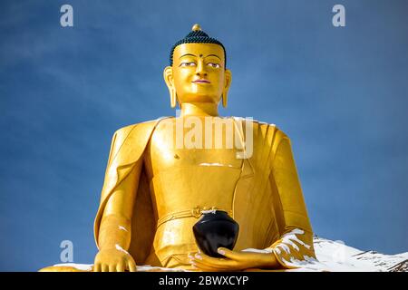 Golden Maitreya Buddha, Ladakh - EINE große Skulptur von Maitreya Buddha im Land der diversifizierten Kultur, Ladakh, Indien. Religiöser Ort. Stockfoto