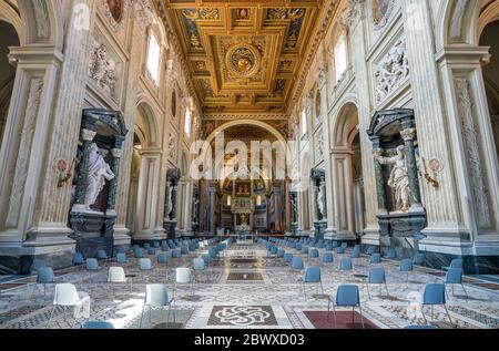 Innenansicht der Lateranbasilika (San Giovanni in Laterano) in Rom, Italien. Stockfoto