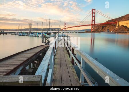 Die Golden Gate Bridge am frühen Morgen, gesehen von Cavallo Point in Fort Baker, Sausalito, Kalifornien, USA. Stockfoto