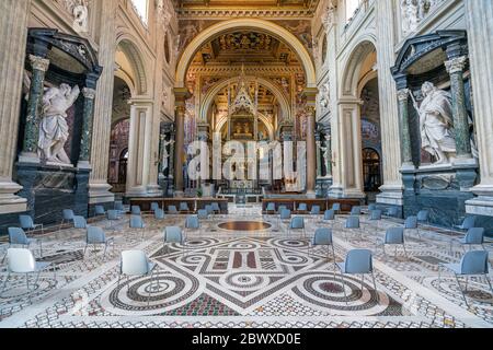 Innenansicht der Lateranbasilika (San Giovanni in Laterano) in Rom, Italien. Stockfoto