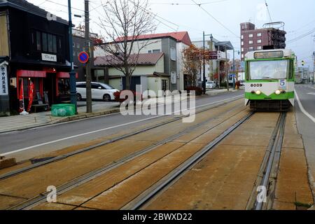 HAKODATE, JAPAN - 14. NOVEMBER 2019: Oldtimer-Straßenbahn im Winter in Hakodate. Die Straßenbahn ist eine Touristenattraktion und der wichtigste Verkehrspunkt in Hakodate. Stockfoto