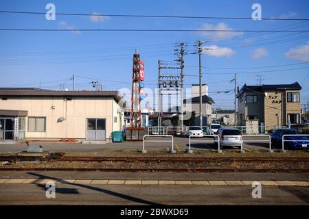 HAKODATE, JAPAN - 13. NOVEMBER 2019: Szenerie der Vorstadt in Japan vom JR Hokkaido Express Zugfenster auf dem Weg nach Hakodate. Hokkaido Eisenbahngesellschaft Stockfoto