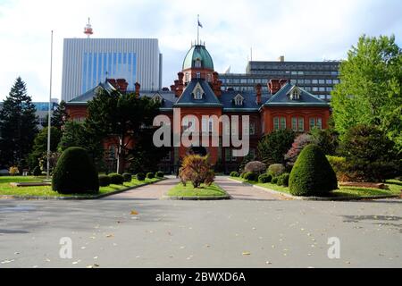 SAPPORO, JAPAN - 12. NOVEMBER 2019: Ehemaliges Regierungsgebäude in Hokkaido, in der Herbstsaison, wo ein berühmtes Wahrzeichen in Chuo-ku Sapporo, Hok, ist Stockfoto